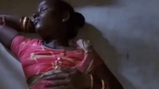Gadis Adivasi Menggoda Dengan Mengangkat Sari, Membuka Kemesraan Tersembunyi
