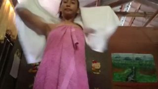 Gadis Desa Telanjang Bulat Memamerkan Tubuhnya Di Gubuk Seng