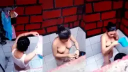 Mengintip Tetangga Seksi Mandi Telanjang