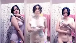 Tante Vie Mandi Telanjang Di Mango Live