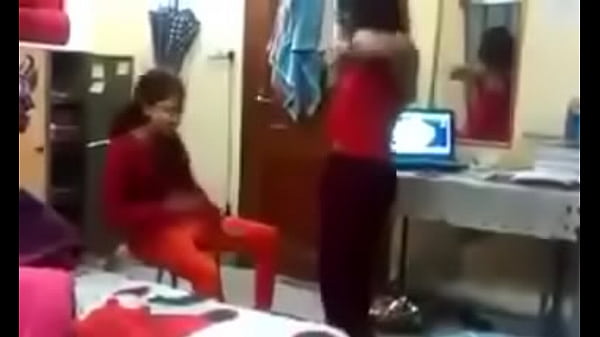 Lucah Di Hostel, Bahasa Hindi Bikin Makin Basah