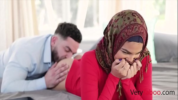 Maya Farrell: Goyangan Hot Adik Tiri Berjilbab Yang Masih Perawan