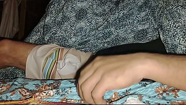 Ibu Tiri Main Semalem Bikin Nikmat Banget, Jari Masuk Ke Memek Sampai Muncrat.