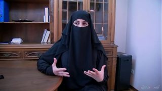Kesepakatan Abad Ini Ditutup Dengan Ciuman Mesra Dari Pelacur Berhijab Arab