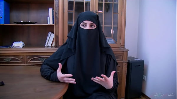 Kesepakatan Abad Ini Ditutup Dengan Ciuman Mesra Dari Pelacur Berhijab Arab