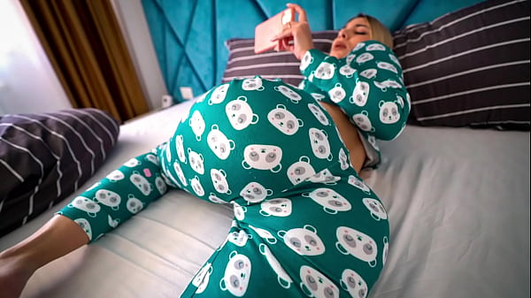 Kakak Tiri Ketahuan Nonton Film Porno, Lalu Kusurupi Hingga Meronta Minta Dikasih Penuh Di Dalam.