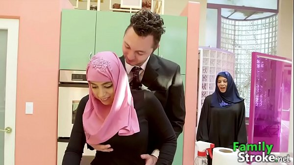 Gadis Arab Tiri Menggoda Dan Mengisap Kontol Kakak Tirinya