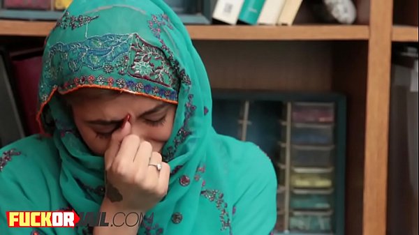 Petugas Nakal Kasih Makan Remaja Arab Pake Sosis Montok Yang Ngegetar