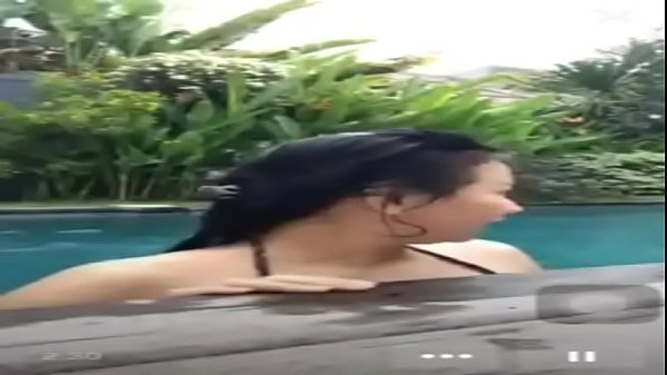 Ngentot Di Kolam Renang Pas Live, Crot Di Dalem
