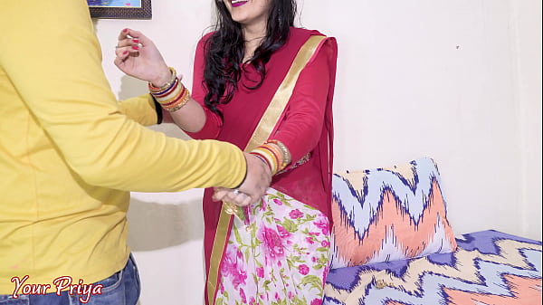 Desi Bhabhi Dikh Rahi Hai, Mulayam Gand Marwa Rahi Hai Deep Blowjob Ke Baad. Hindi Sexy Video.