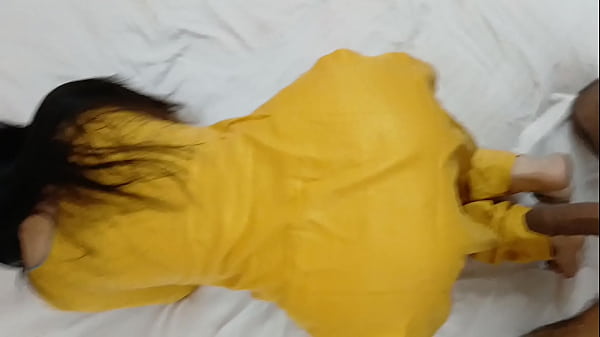 Bokep Tante India Montok Digebrak Sapi Dari Belakang, Ngebut Nggak Pake Ampun