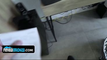 Gadis Latin Muda Menggoda Ayah Tirinya Dengan Tubuh Mungil Yang Bikin Ngiler.