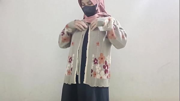 Gadis Berjilbab Colmek Pakai Timun, Nikmatin Tiap Gerakan Basahnya.