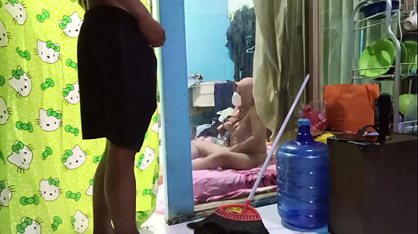 Ngentot Istri Temen Pas Lagi Mainin Memek Sendiri