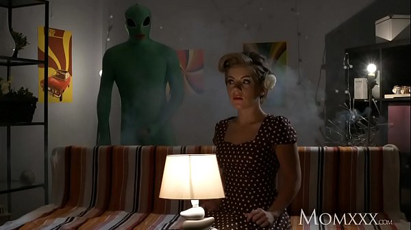Ibu Rumah Tangga Kesepian Di-halloween Dirogoh Dalam-dalam Sama Alien, Sampai Merinding Keenakan.