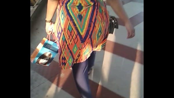 Pantat Montok Tante India Jalan-jalan Bikin Meleleh