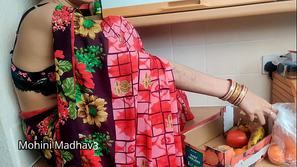 भारतीय देसी फल वाली माल ने सौदेबाजी के चक्कर में ग्राहक के संग जमकर चुदवाया, कामुक हिंदी ऑडियो