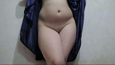 Cewek Indo Pake Lingerie Biru, Jongkok Sambil Colmek, Bikin Ngaceng Abis!