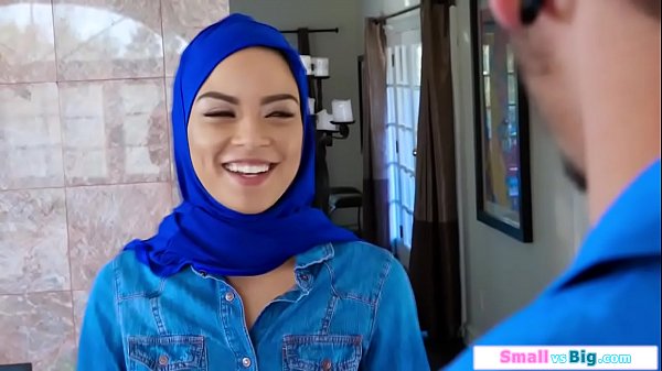 Gadis Arab Mungil Digebuk Berdua Sama Dua Kontol Gede