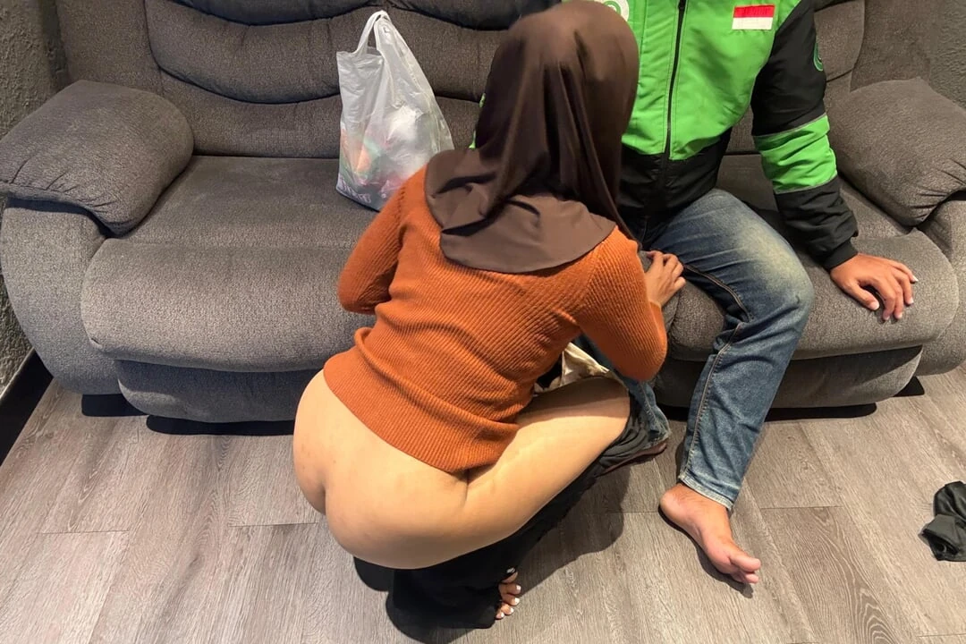 A Girl Who Wears A Hijab To Her Boyfriend