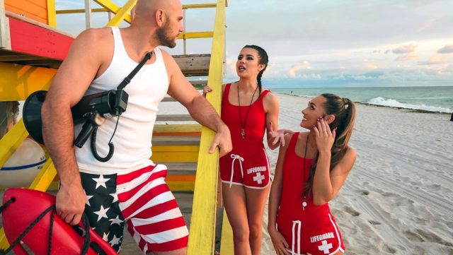 Brazzers – Dua Cewek Lifeguard Sange Ngerebut Kontol Panas