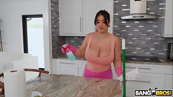 Pembantu Ngebut Demi Duit, Badan Basah Keringetan!