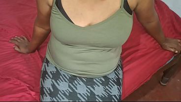 Wanita Asia Lagi Santai Sendirian, Muka Pucat Sambil Ngelus-ngelus Paha, Bikin Nafsu Naik.