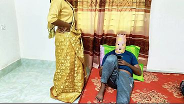 Desi Bhabhi Pakai Saree, Suami Romantis Bercinta Panas Di Kamar.