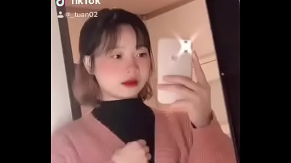 Goyangin Pantat Montok Sambil Senyum Manis, Bikin Pengin Colok