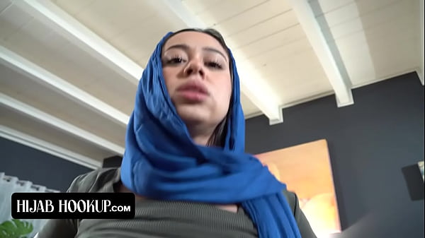 Nakal Banget, Cewek Arab Ini Nyedot Kontol Kakak Tirinya Biar Dia Bungkam Dari Orang Tua Sambilan Yang Galak.