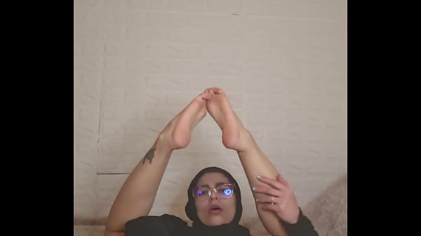 Ibu Rumah Tangga Arab Mia Pamer Kaki Seksi Pakai Niqab, Bikin Ngiler