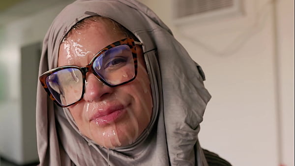 Hijab Cosplay – Ibu Amerika Digoblok Kontol Sampai Muka Penuh