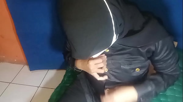 Satpam Cewek Sange Colmek Sampe Muncrat Basah Kuyup, Nggak Tahan Napsu.