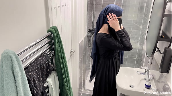 Wtf! Gak Nyangka Cewek Arab Bisa Kayak Gitu. Aku Ngintip Cewek Arab Berhijab Lagi Colmek Di Kamar Mandi.