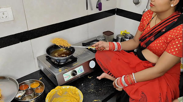 कोमल दिवाली पर नमकीन बना रही थी, तभी देवर ने भाभी को ऐसे लिया कि मसालेदार चटनी भी शरमा गई