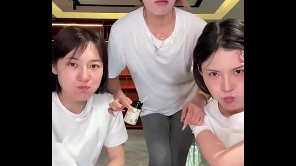 Cô Nàng Lùn Trung Quốc Mê Hoặc Với Thân Hình Bốc Lửa.