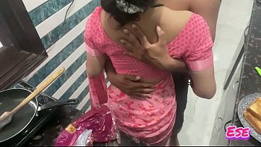 Desi Bhabhi Dapur Me Bana Rahi Thi Khana, Tab Uski Chudai Ne Uski Chaddi Bheegwa Di