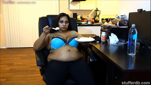 Desi Rose Doyan Banget Sama Pie, Sampe Pengen Ngerasain Tiap Gigitan Yang Bikin Basah.
