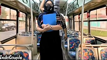 Istri Muslim Pulang Kampus Sendirian Di Bus, Langsung Digaruk Orang Asing Di Atas Jilbabnya.